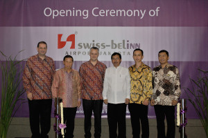 Jajaran Manajemen Swiss-Belhotel International, Asisten 2 Walikota Tangerang dan PT Innovindo Sukses Abadi setelah pemotongan pita