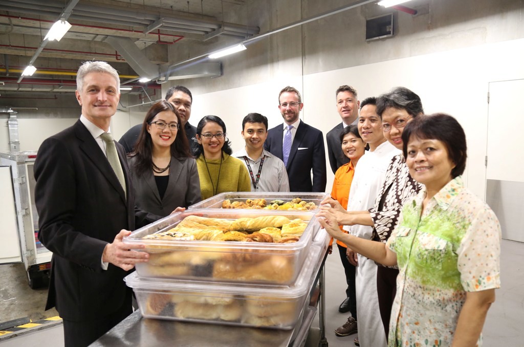 General Manager Fairmont Jakarta, Carlos Monterde (paling kiri) beserta tim dari hotel, bersama dengan Chairperson, Esther Witjaksana (paling kanan) dan Chief Operations Officer Yayasan Emmanuel, Monique Thenu (kedua dari kanan) berpose bersama sebagai simbol dimulainya kerjasama antara kedua institusi tersebut dalam Food Rescue Program pada hari Selasa, 2 Februari 2016. Makanan yang terkumpul selanjutnya akan didistribusikan kepada masyarakat yang membutuhkan di dan sekitar Jakarta oleh Yayasan Emmanuel