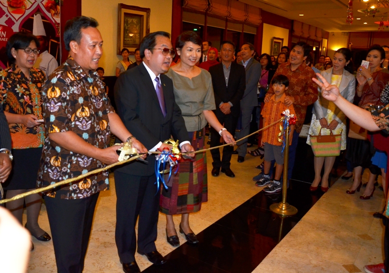 Pembukaan acara oleh I Nyoman Sarya, General Manager The Sultan Hotel Jakarta (kiri), H.E Pasakorn Siriyaphan, Duta Besar Thailand di lndonesia (tengah) dan Busakorn Prommanot, Direktur TAT Jakarta (kanan) Jumat (1/4) di Lagoon Cafe, The Sultan Hotel Jakarta.