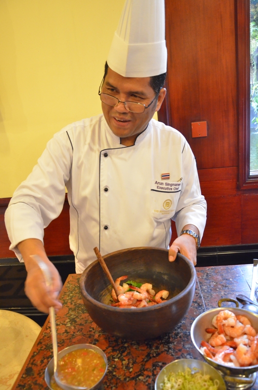 Chef Arun Singmanee sedang melakukan demo masak Spicy Shrimp Salad.