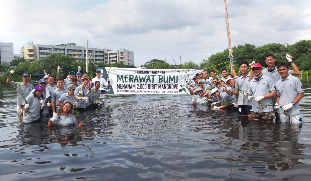 Corporate Social Responsibilities: Carlos Monterde, General Manager Fairmont Jakarta (di tengah, mengenakan baju putih) dan karyawan Fairmont Jakarta, menanam bibit mangrove di Pesisir Marunda, Cilincing, Jakarta Utara pada Rabu, 21 September 2016. 