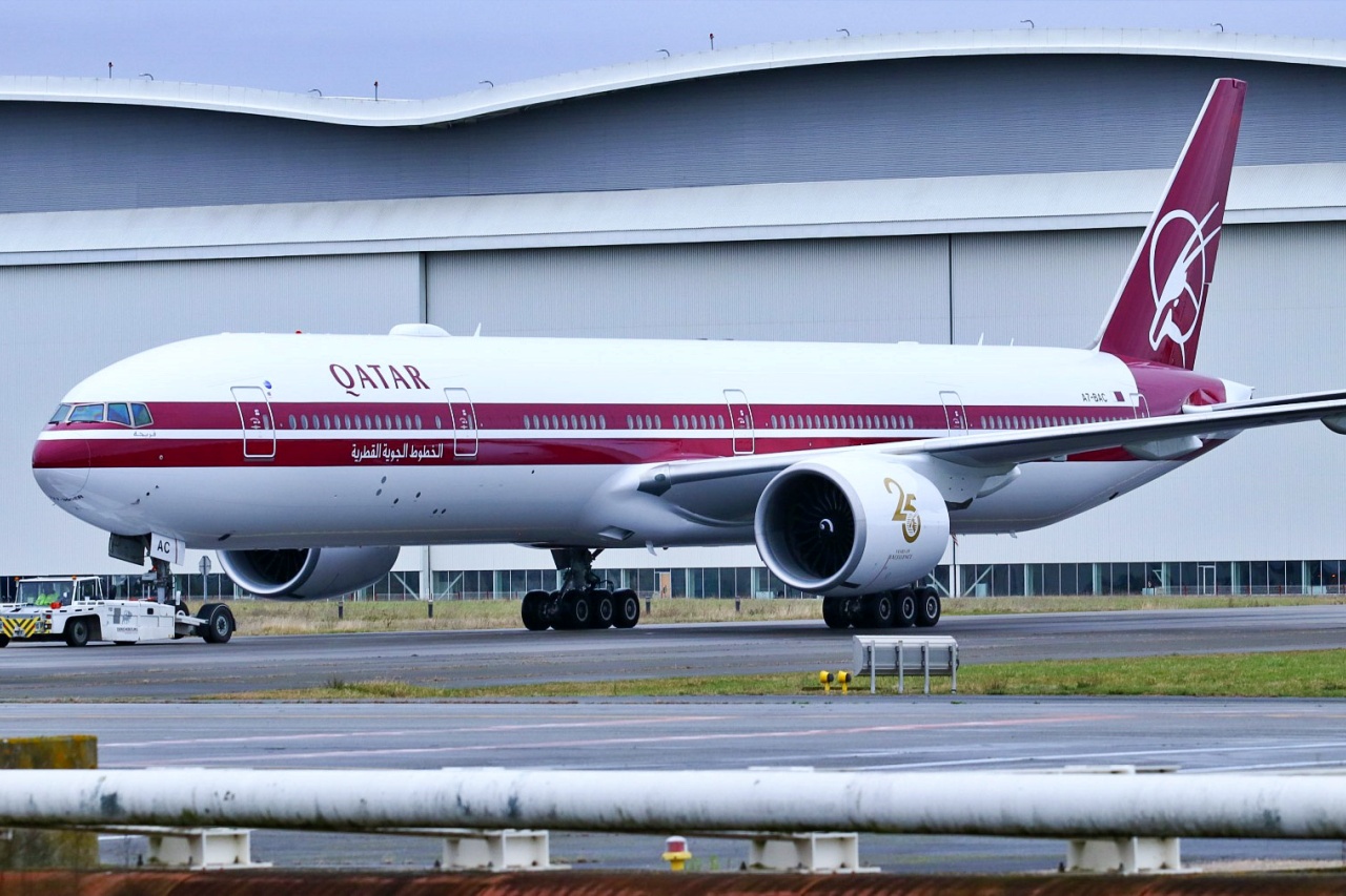 Boeing 777 300er россия. Боинг 777 Катар. Boeing 777-300 Qatar Airways. Самолёт Боинг 777-300ер Qatar.